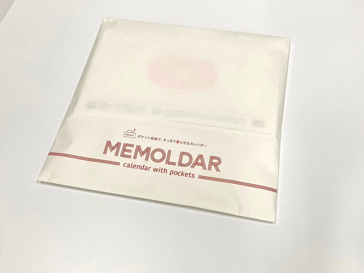 専用封筒に入った状態の卓上メモルダー。封筒には「MEMOLDAR calendar with pockets」と印字されている