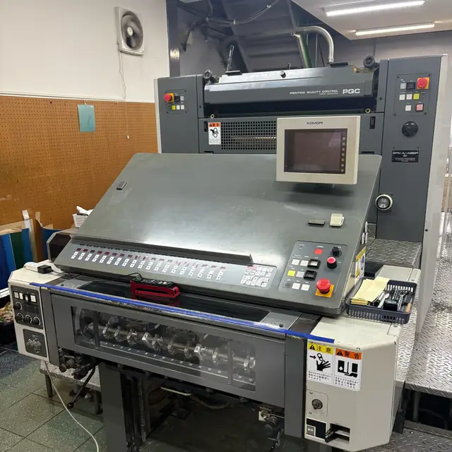 自社工場のオフセット印刷機。伝票の印刷を行う設備