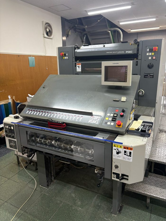 自社工場のオフセット印刷機。伝票の印刷を行う設備
