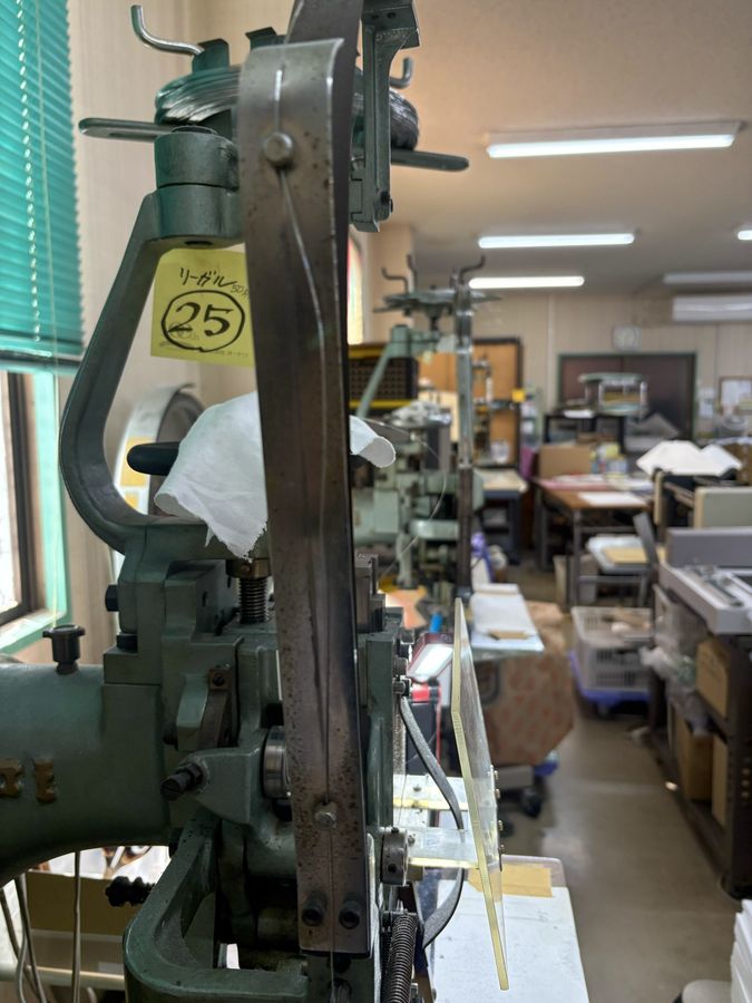 自社工場に設置している綴じ機