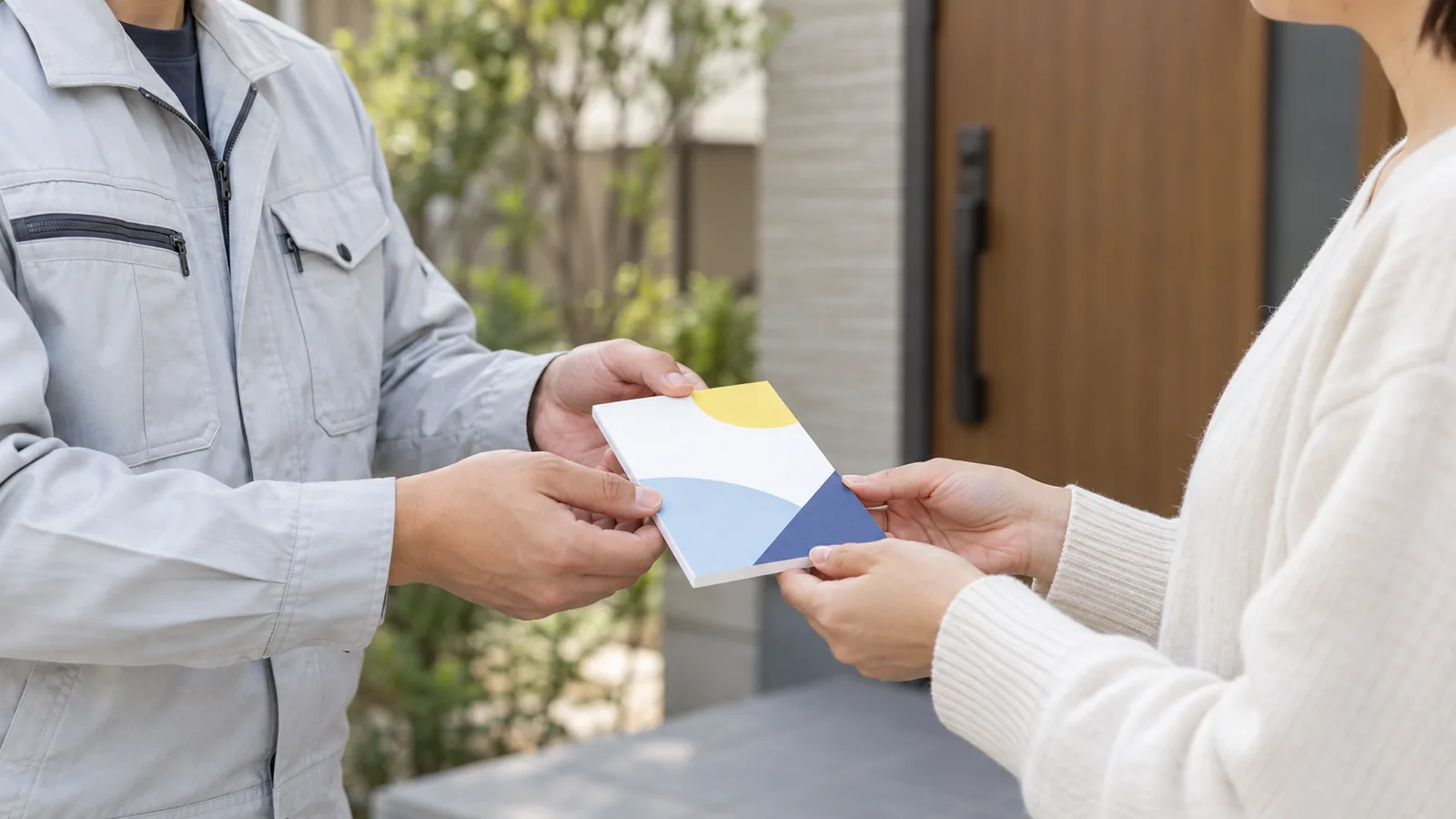 工事完了後の住宅前でメモ帳を手渡す想定シーン。AI生成画像です。実在の人物・住宅ではありません。実在の事例ではありません。