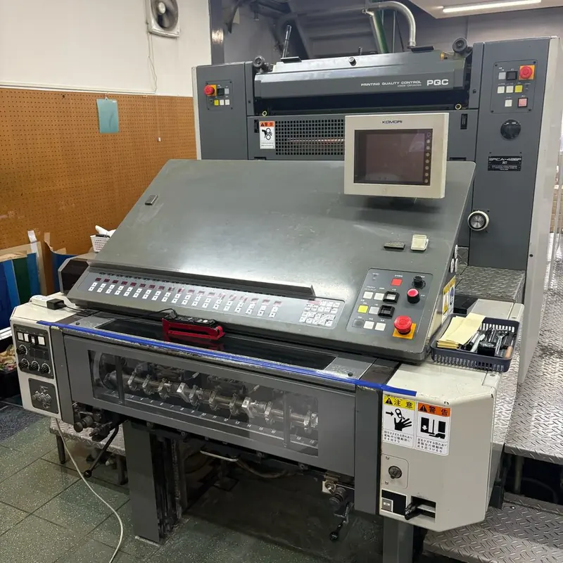 自社工場で稼働するコモリ製オフセット印刷機の操作パネル