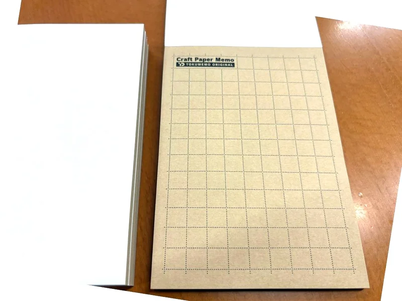 クラフト紙表紙のメモ帳と白色メモ帳を並べて比較した写真